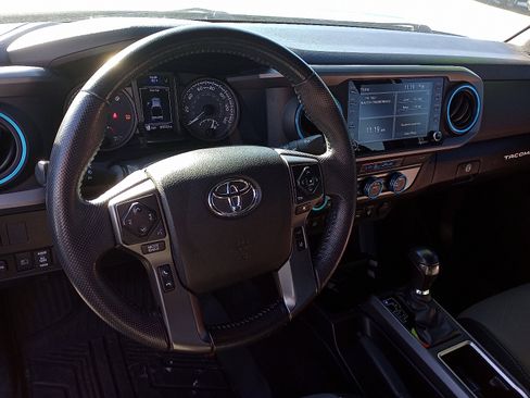 Used 2022 Toyota Tacoma TRD Off-Road image 9