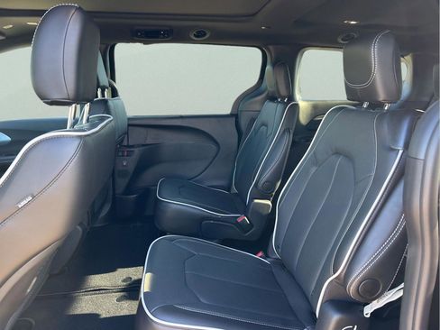 New 2026 Chrysler Pacifica Limited image 10