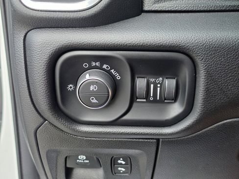 Used 2025 RAM 1500 Laramie AWD/4WD image 32