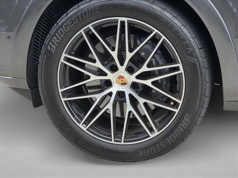 Used 2025 Porsche Cayenne image 9