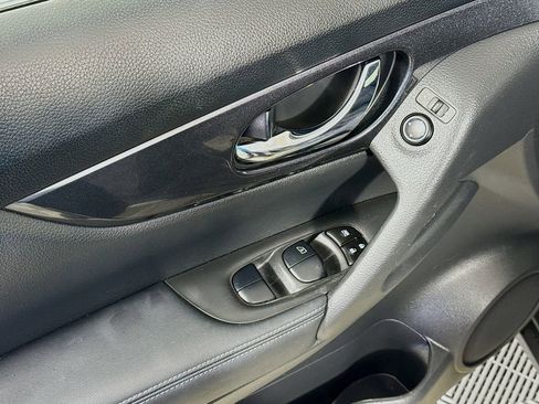 Used 2020 Nissan Rogue SV image 17