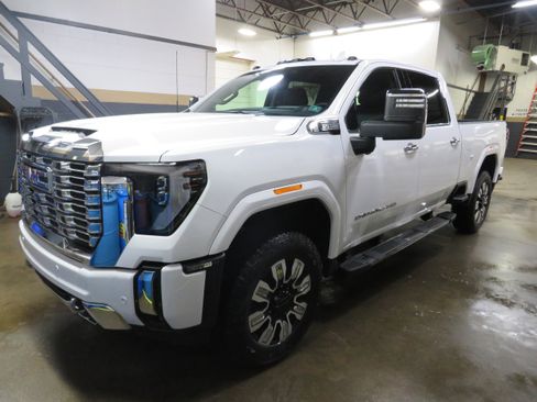 New 2026 GMC Sierra 2500 Denali w/ Denali Reserve Package image 3