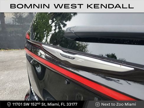 Used 2025 Chrysler Pacifica Select image 10