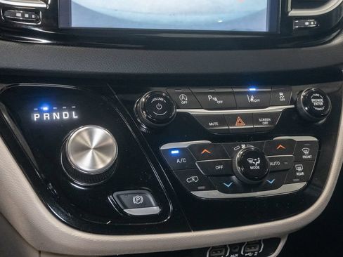 Certified 2024 Chrysler Pacifica Touring-L FWD image 20
