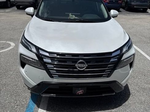 Used 2025 Nissan Rogue Platinum FWD image 4