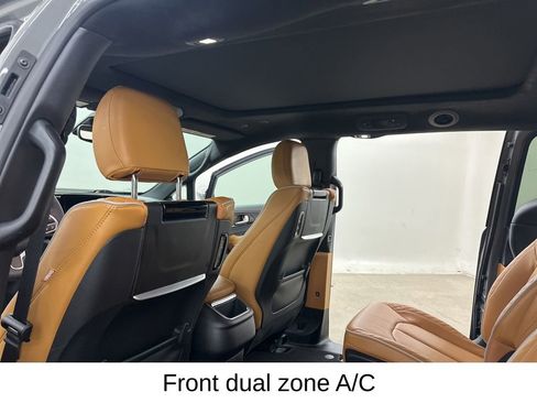 Used 2023 Chrysler Pacifica Pinnacle w/ Trailer Tow Group image 28