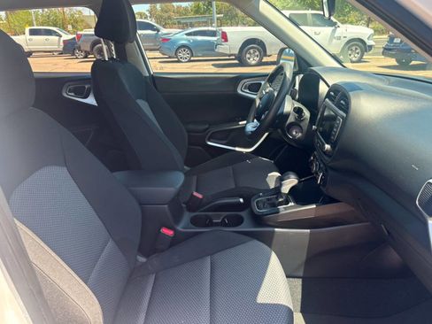 Used 2024 Kia Soul LX FWD image 4