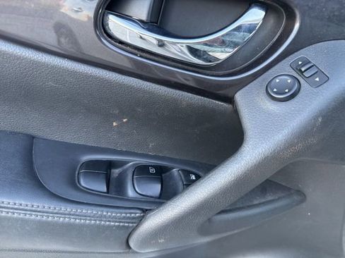 Used 2018 Nissan Rogue SV image 10