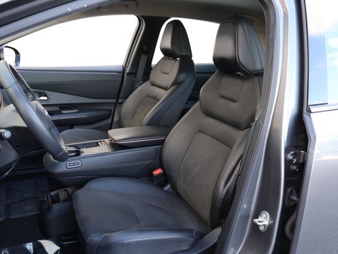 Used 2024 Nissan Ariya AWD image 2