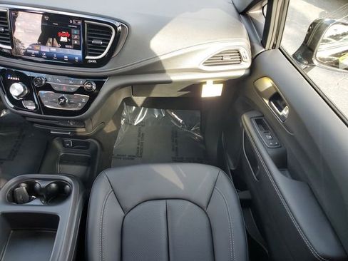New 2026 Chrysler Pacifica Select image 18