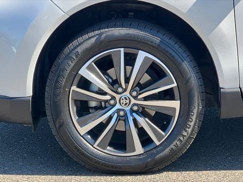 Certified 2021 Toyota Venza LE w/ Carpet Mat Package (TMS) AWD/4WD image 31