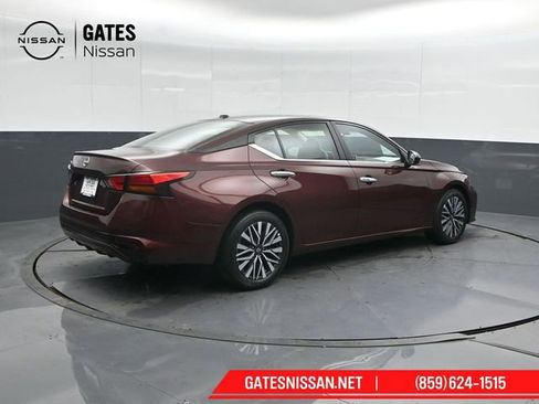 Used 2025 Nissan Altima 2.5 SV image 2
