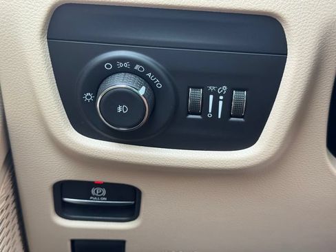 Used 2025 Jeep Grand Cherokee Limited w/ Luxury Tech Group II AWD/4WD image 24