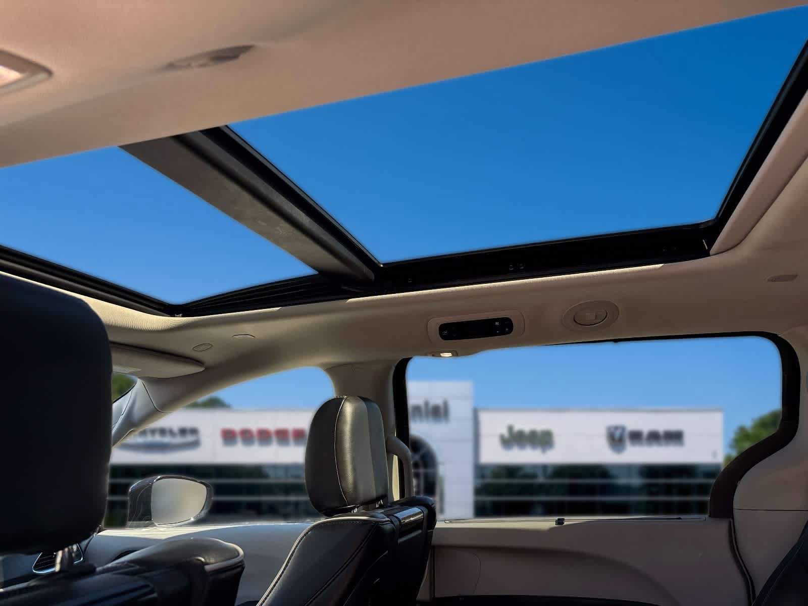Used 2023 Chrysler Pacifica Limited w/ Uconnect Theater Family Group FWD image 11