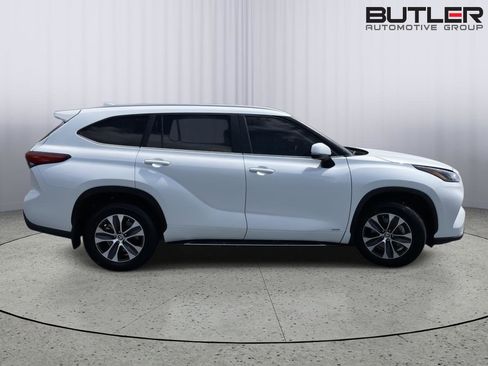Used 2023 Toyota Highlander XLE AWD/4WD image 6