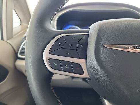 Used 2024 Chrysler Pacifica Touring-L FWD image 22
