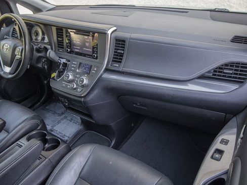 Used 2018 Toyota Sienna SE image 24