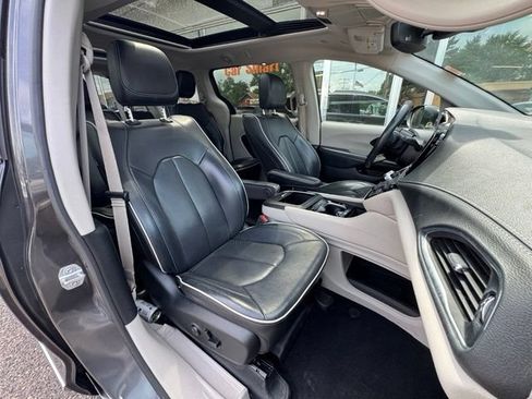 Used 2021 Chrysler Pacifica Limited w/ Uconnect Theater Family Group FWD image 11
