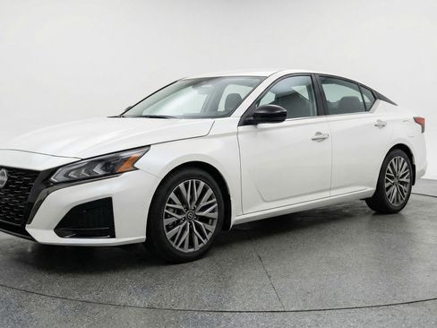 Used 2025 Nissan Altima 2.5 SV FWD image 3