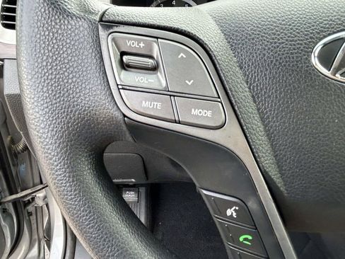 Used 2017 Hyundai Santa Fe SE FWD image 19
