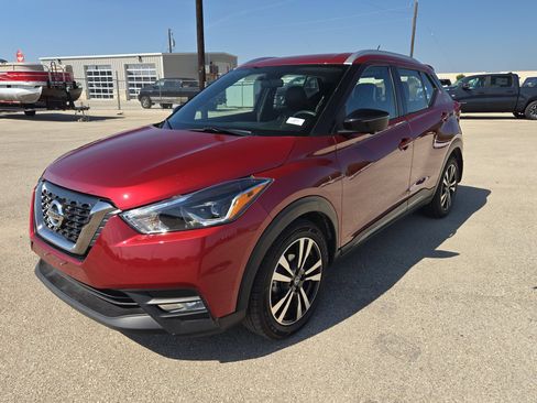 Used 2019 Nissan Kicks SR w/ SR Premium Package FWD image 7