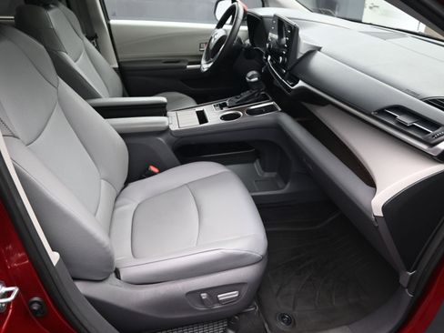 Used 2021 Toyota Sienna XLE image 28