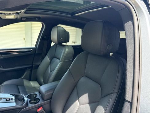 Certified 2026 Porsche Macan AWD/4WD image 9