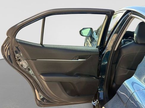 Used 2018 Toyota Camry XLE image 11