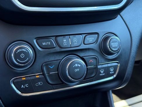 Used 2021 Jeep Cherokee Latitude image 27