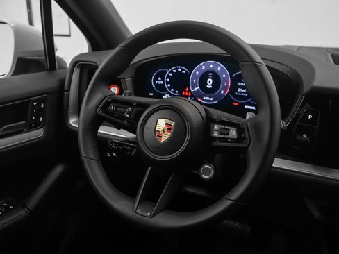 Certified 2025 Porsche Cayenne AWD/4WD image 28
