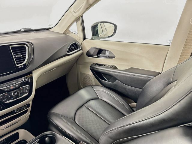 Used 2024 Chrysler Pacifica Touring-L FWD image 23