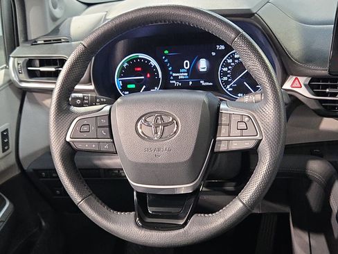 Used 2022 Toyota Sienna Limited FWD image 27