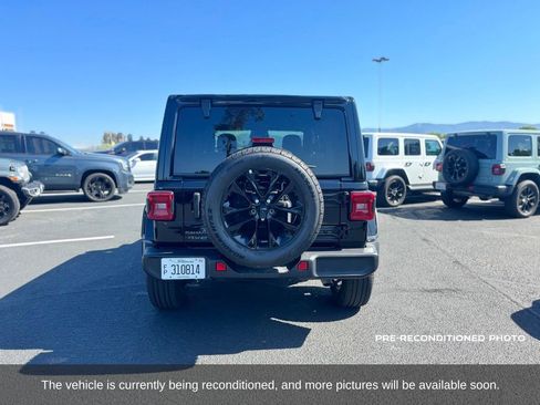Used 2025 Jeep Wrangler Unlimited Sahara AWD/4WD image 4