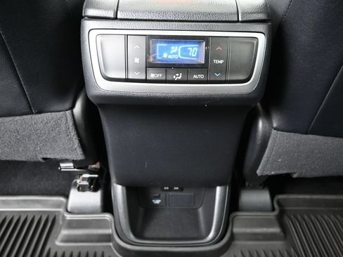 Used 2019 Toyota Highlander XLE AWD/4WD image 25