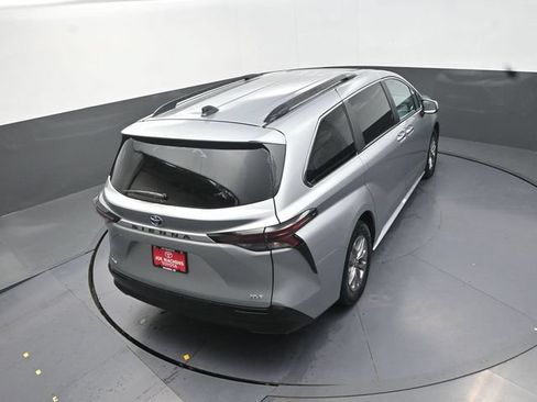 Used 2025 Toyota Sienna XLE FWD image 28