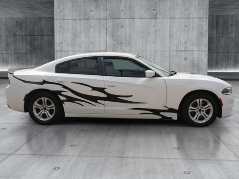 Used 2016 Dodge Charger SE RWD image 6