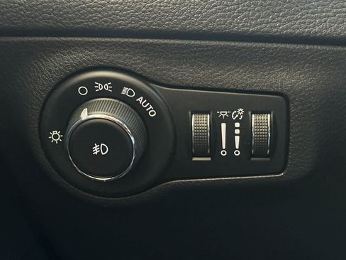Used 2018 Jeep Compass Latitude w/ Popular Equipment Group FWD image 30