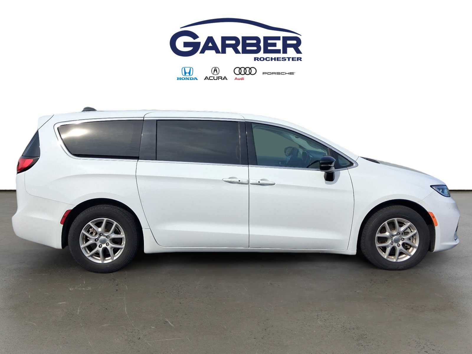 Used 2024 Chrysler Pacifica Touring-L FWD image 8