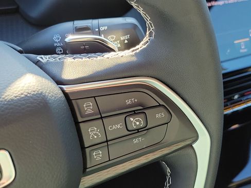 Used 2024 Jeep Grand Cherokee Laredo X image 14