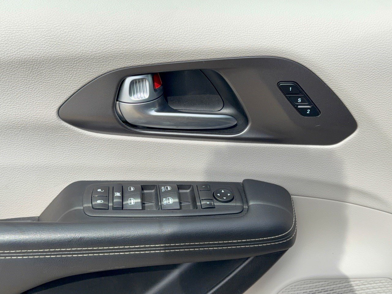 Used 2024 Chrysler Pacifica Touring-L FWD image 15