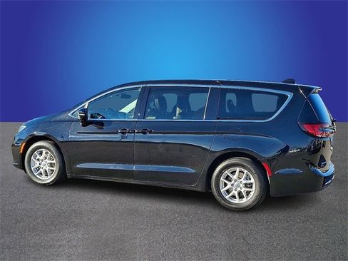 Used 2024 Chrysler Pacifica Touring-L image 6