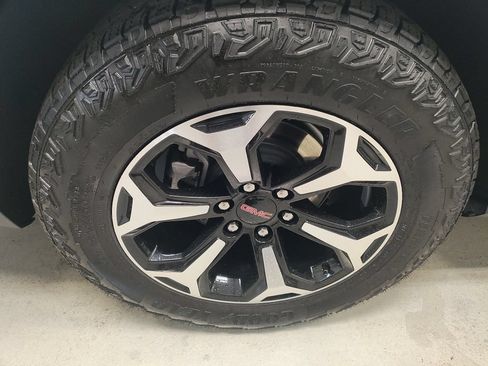 Used 2025 GMC Yukon AT4 w/ AT4 Premium Plus Package AWD/4WD image 3