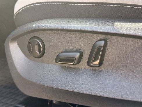 Used 2025 Volkswagen Taos SE image 19