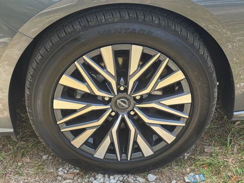 Used 2025 Nissan Altima 2.5 SV FWD image 31