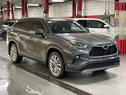 Used 2025 Toyota Highlander Platinum image 2