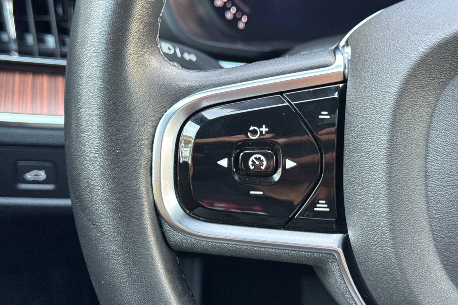 Certified 2023 Volvo XC60 B5 Plus w/ Protection Package Premier FWD image 29
