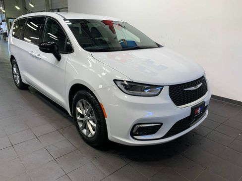 New 2026 Chrysler Pacifica Select image 2