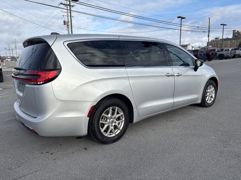 Used 2024 Chrysler Pacifica Touring-L image 3