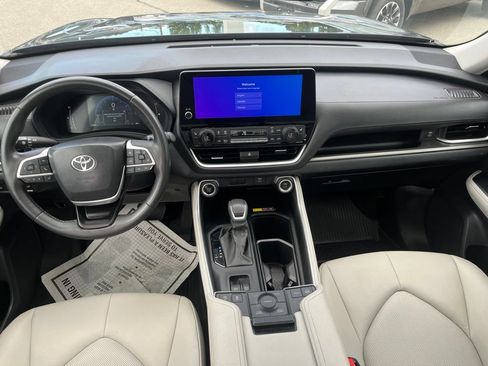 Used 2024 Toyota Grand Highlander AWD image 10