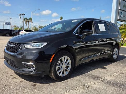 Used 2025 Chrysler Pacifica Select AWD/4WD image 3